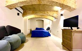 Large 200Year Old Room 2 Min Away From Mdina